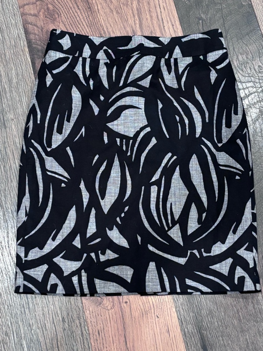 Ann Taylor Black and Gray  Pencil Skirt Knee-Length Petite size 2.